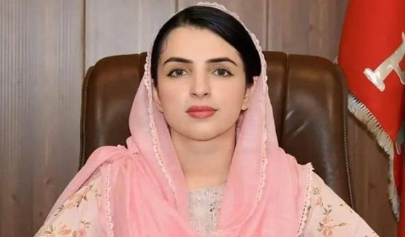 وزیراعلیٰ خیبرپختونخوا علی امین گنڈا پور نے معاون خصوصی مشال یوسفزئی کو ان کے عہدے سے ہٹا دیا ، ڈی نوٹیفائی کرنے کا نوٹیفکیشن بھی جاری کردیا