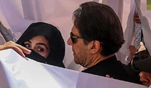 عمران خان کو پارٹی کے ’کمپرومائز‘ لیڈرز سے زیادہ اہلیہ پر اعتماد ہے: بشریٰ بی بی کے معاونین کا دعویٰ