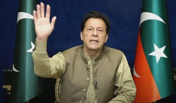 عمران خان نے پارٹی رہنماؤں کی درخواست پر سول نافرمانی کی تحریک کچھ دن کیلئے معطل کردی